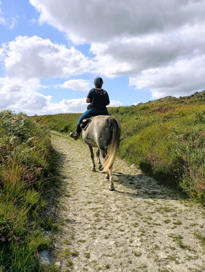 Femme à cheval sur un chemin dans les monts d'Arrée